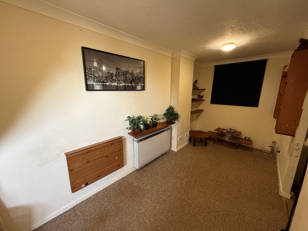 Lot: 139 - FLAT FOR IMPROVEMENT - Living room area